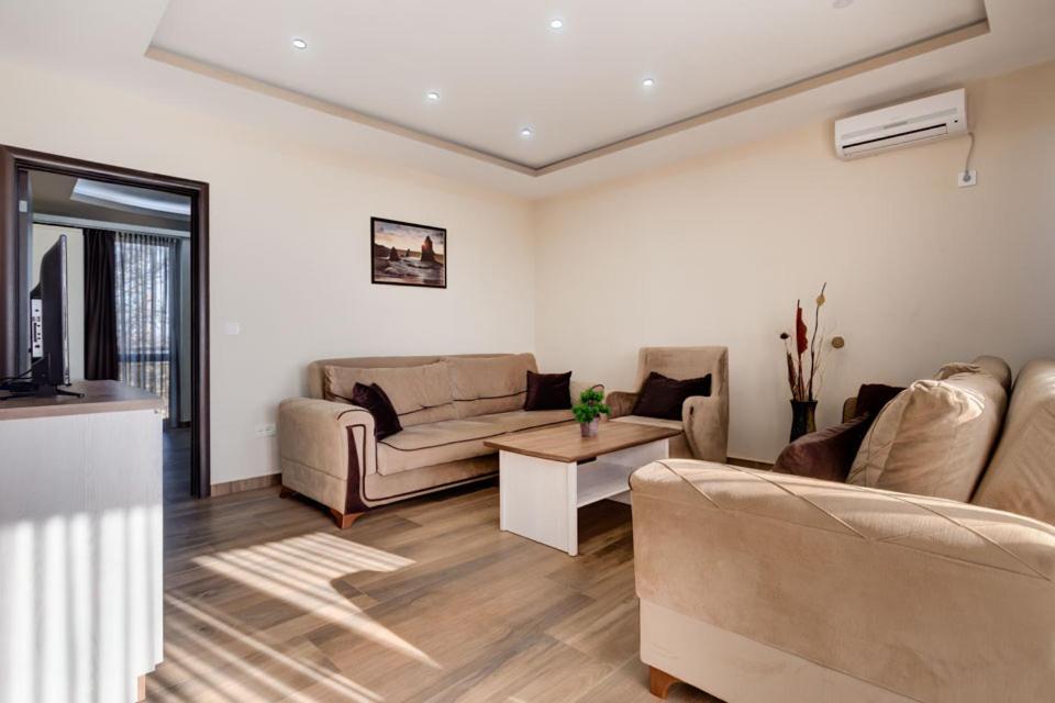 Hotel Zan Улцинь Экстерьер фото