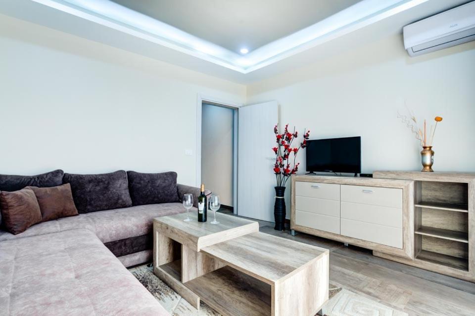 Hotel Zan Улцинь Экстерьер фото