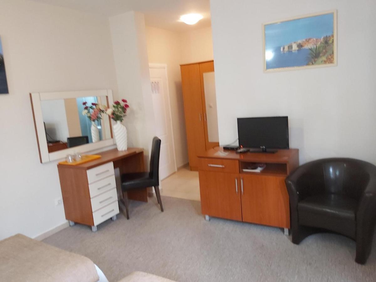 Hotel Zan Улцинь Экстерьер фото